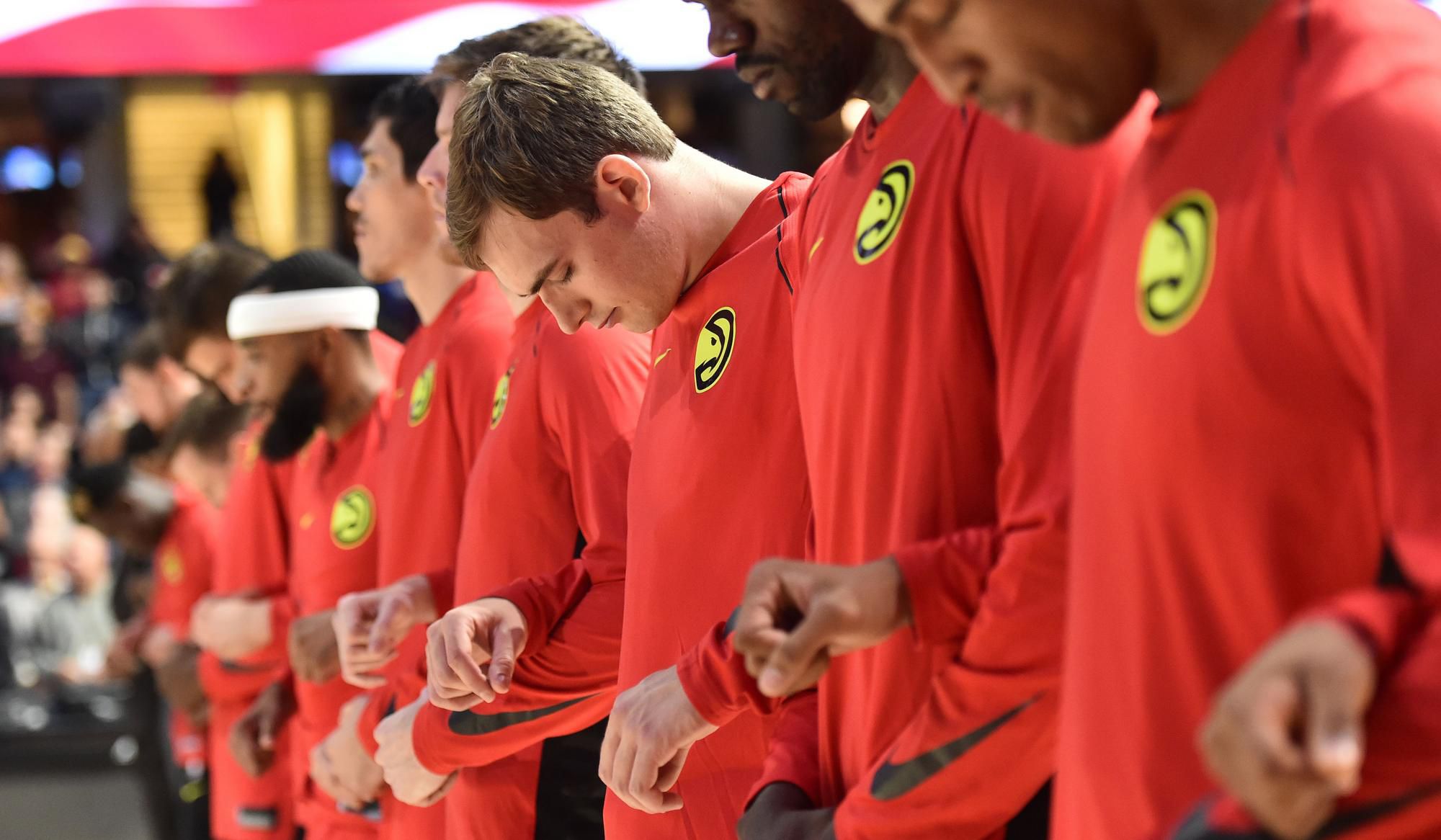 Basketbalisti Atlanty Hawks pri štátnej hymne.