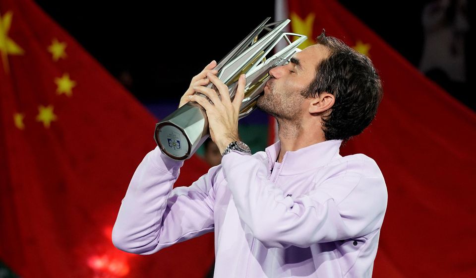 Roger Federer s trofejou z ATP v Šanghaji.