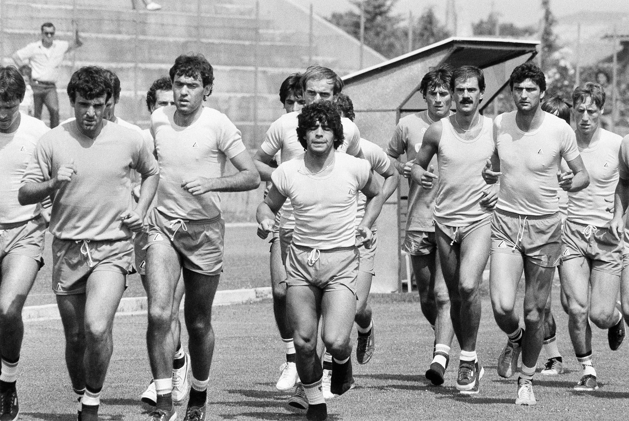 Argentínska futbalová hviezda Diego Maradona počas tréningu so svojimi spoluhráčmi z SSC Neapol (1984).