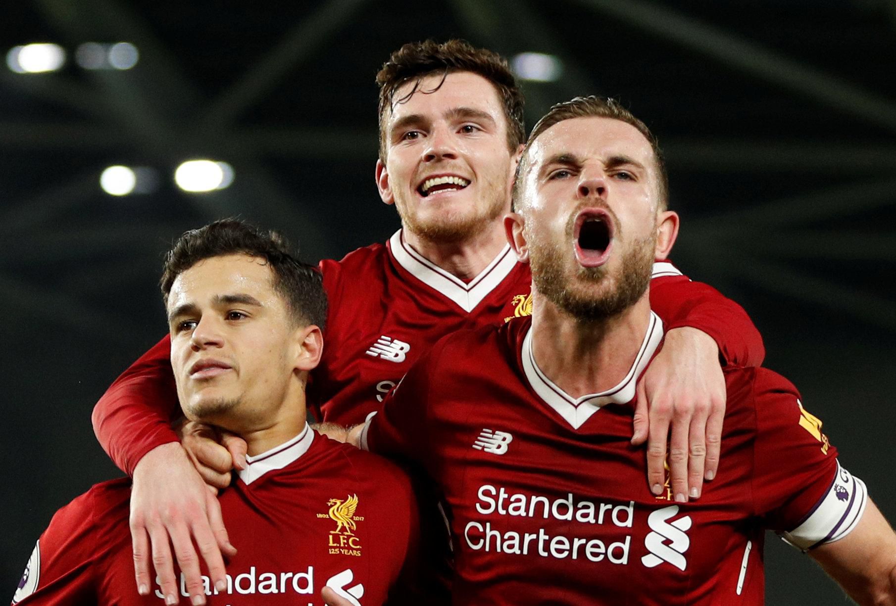 Hráči Liverpool FC Philippe Coutinho, Jordan Henderson a Andrew Robertson