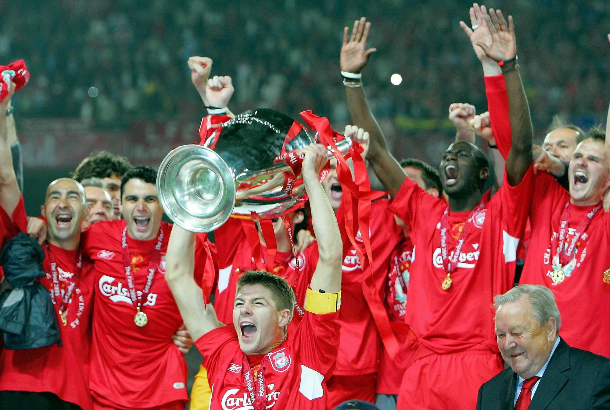 Steven Gerrard oslavuje s tímom Liverpoolu triumf v Lige majstrov v roku 2005