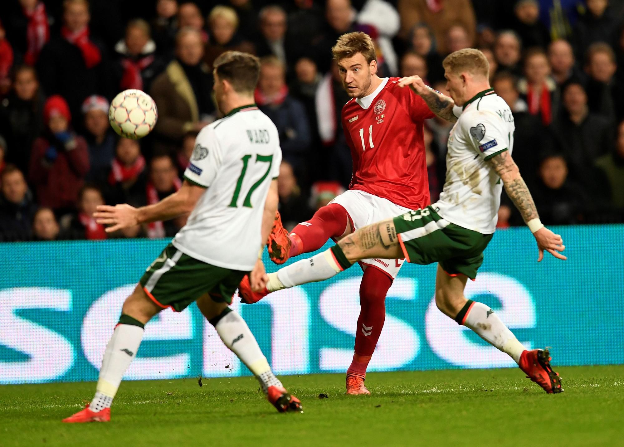 Stephen Ward and James McClean (Írsko) a Nicklas Bendtner z Dánska.