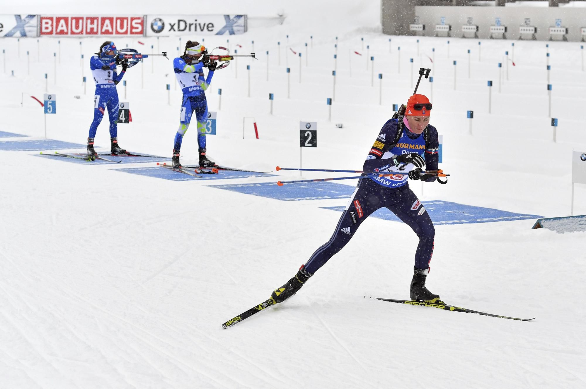 Slovenská biatlonistka  Anastasia Kuzminová odchádza zo strelnice v stíhacích pretekoch 2. kola Svetového pohára v rakúskom Hochfilzene.