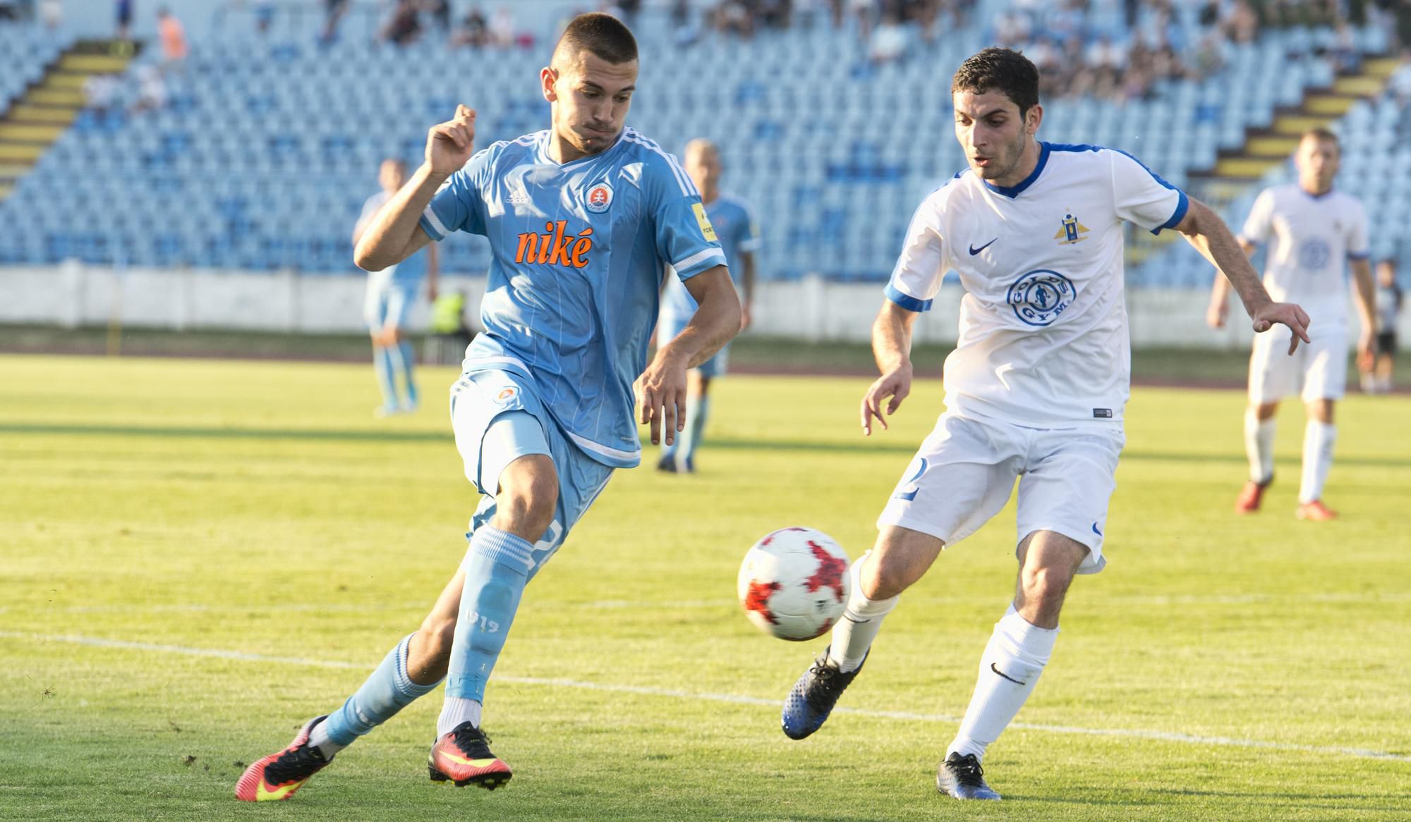 Boris Sekulič (Slovan) a vpravo Serob Grigorjan