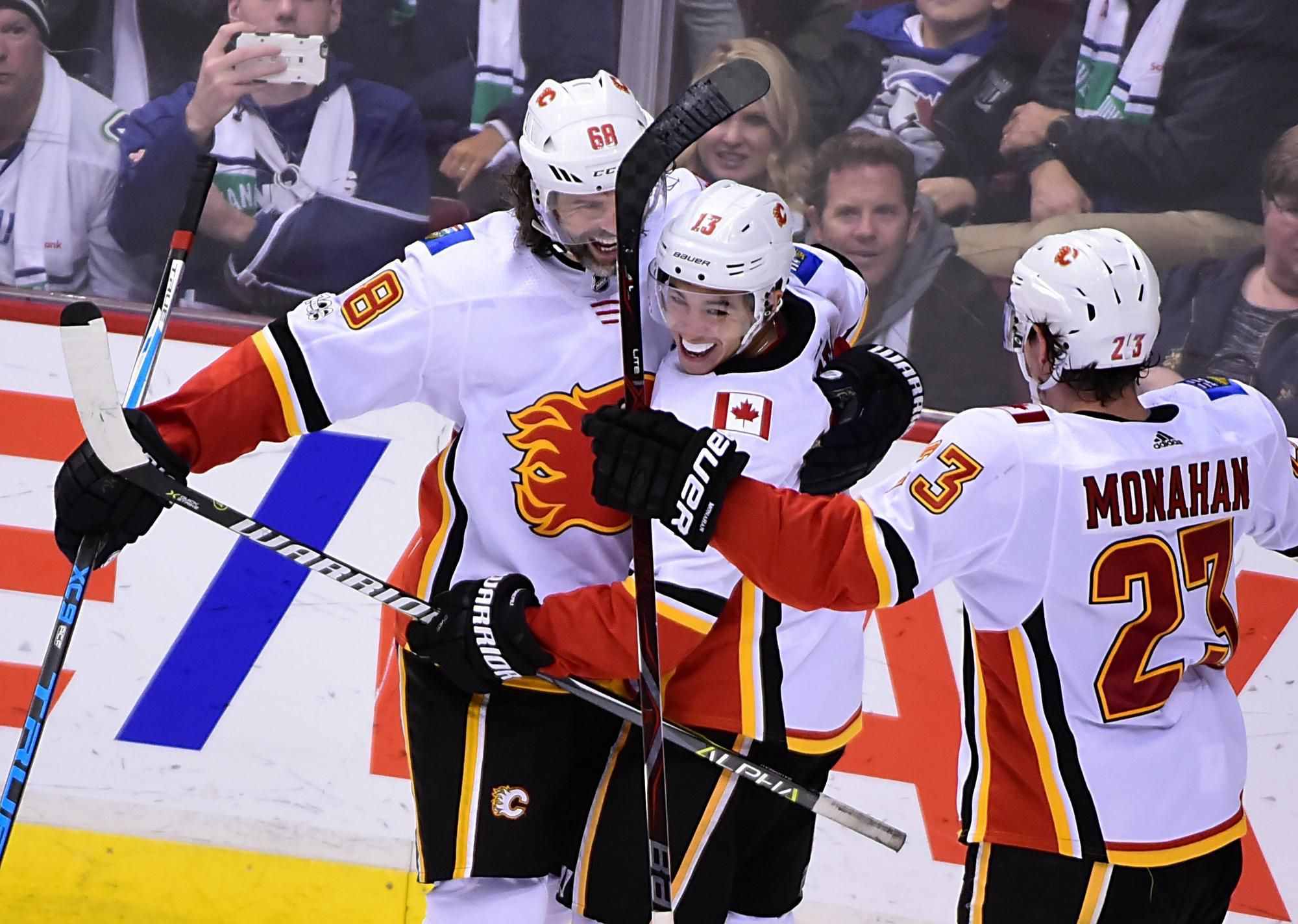 Jaromír Jágr, Johnny Gaudreau a Sean Monahan z Calgary Flames