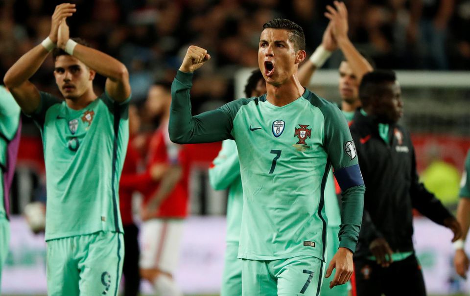 Cristiano Ronaldo oslavuje so spoluhráčmi