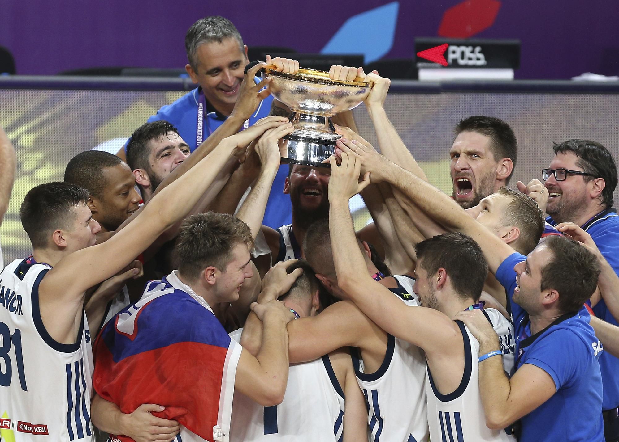 Slovinskí basketbalisti sa spolu tešia z európskeho titulu.