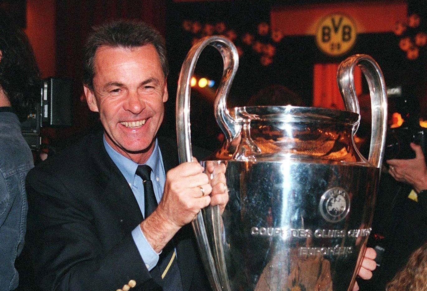 Tréner Ottmar Hitzfeld oslavuje tiumf v Lige majstrov s BVB v roku 1997