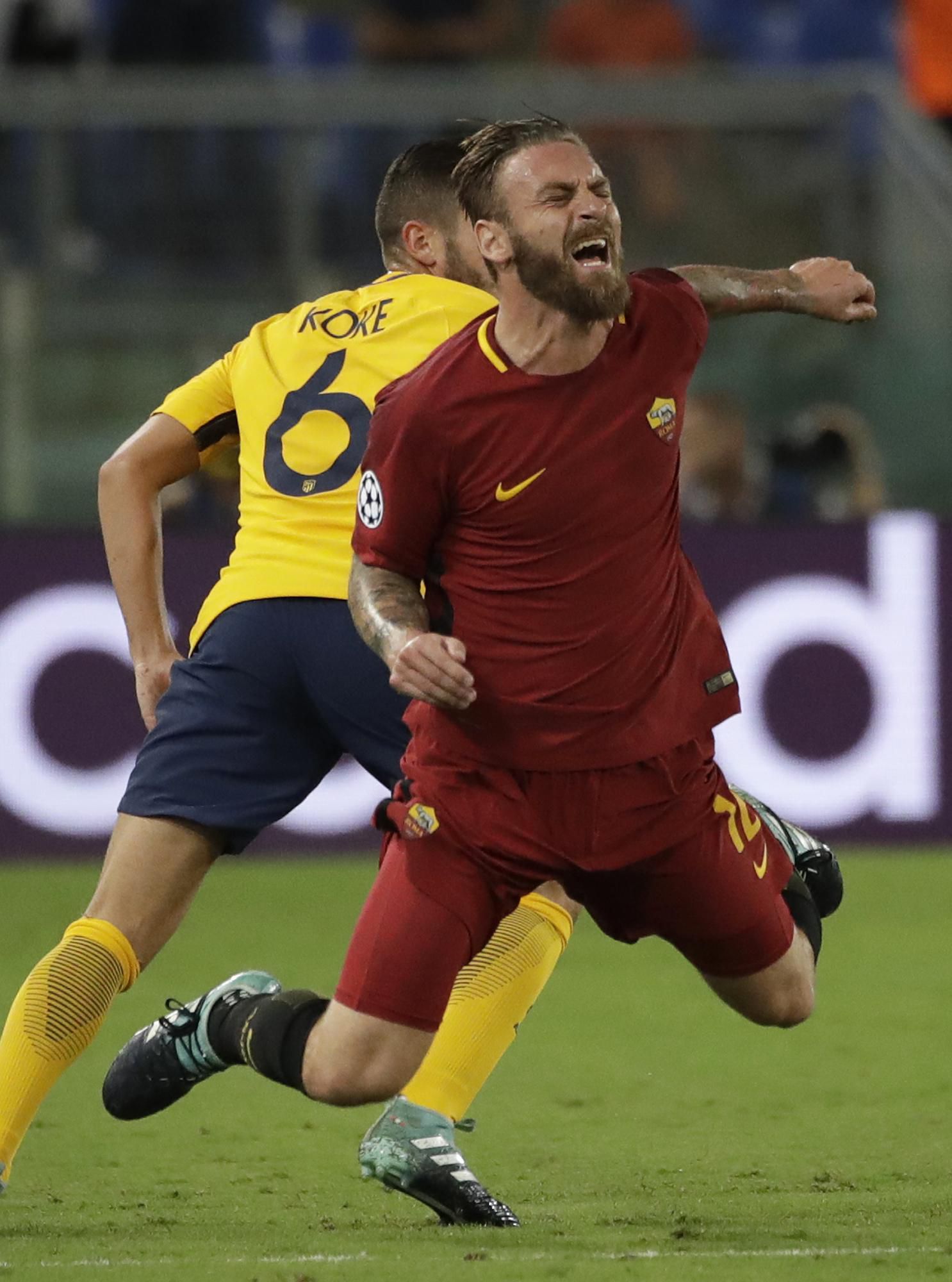 Daniele de Rossi, ktorého fauloval hráč Atletica Koke v zápase C-skupiny Ligy majstrov  vo futbale AS Rím - Atletico Madrid