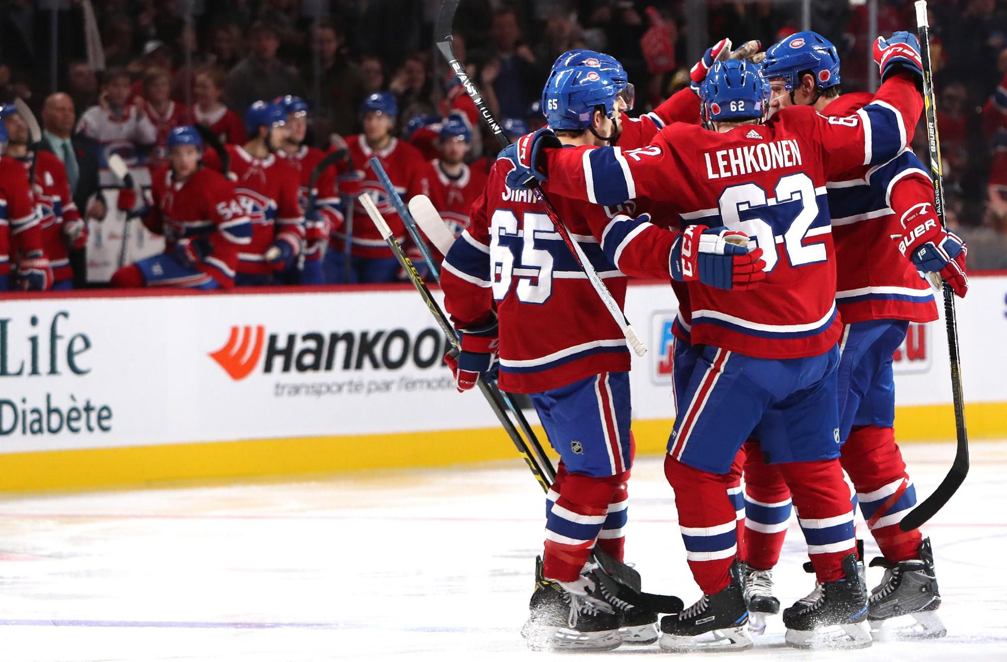 Hráči Montrealu Canadiens sa tešia z výhry nad Buffalom Sabres.
