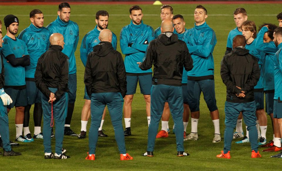 Real Madrid na tímovej porade na tréningu