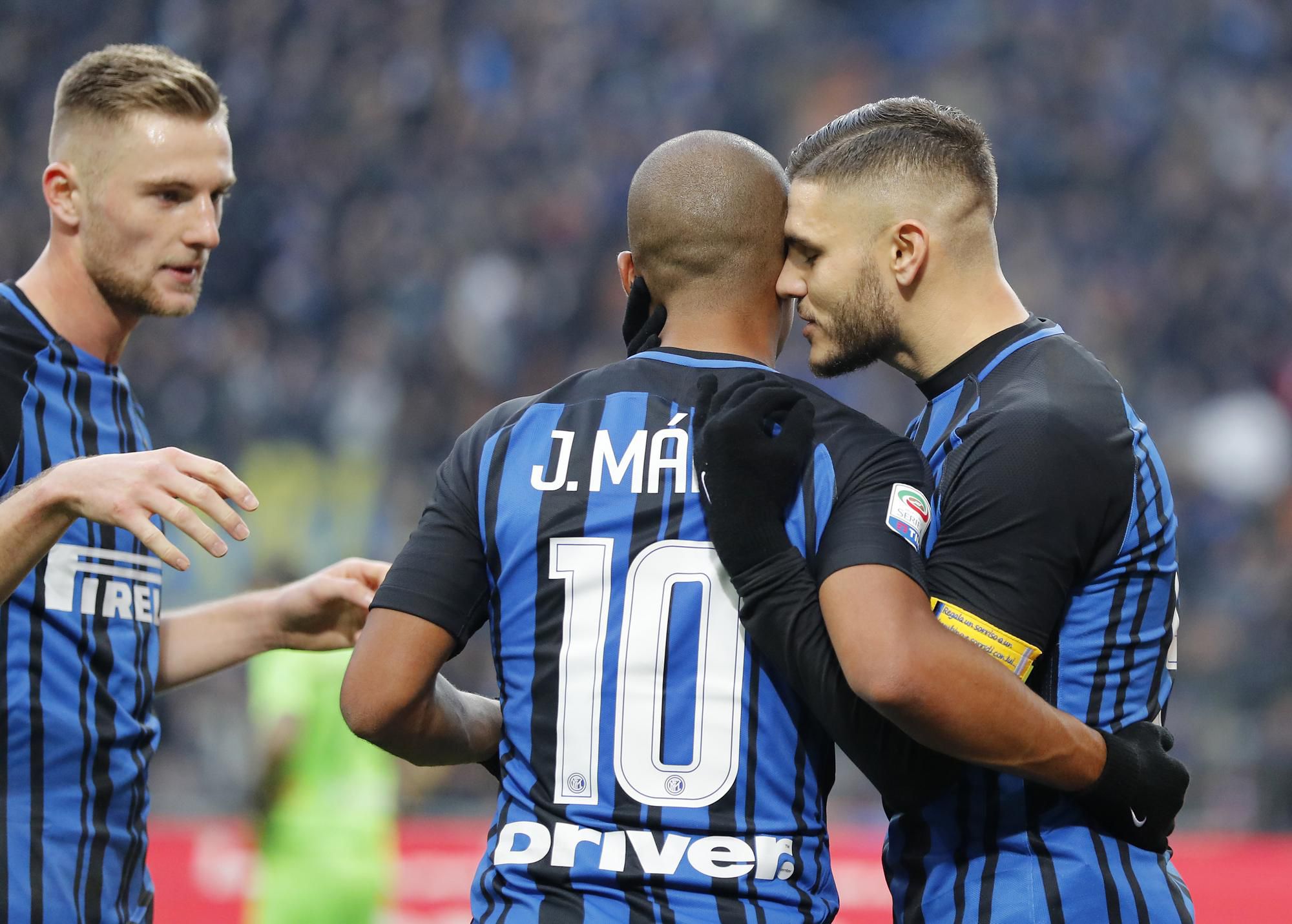 Hráč Interu Miláno Mauro Icardi  (vpravo) oslavuje svoj gól so spoluhráčmi - slovenským obrancom Milanom Škriniarom (vľavo) a Joao Mariom (v strede)
