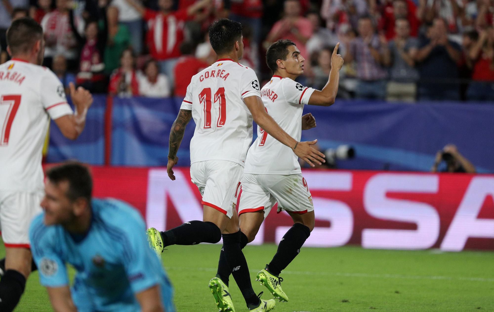 Wissam Ben Yedder z FC Sevilla oslavuje gól