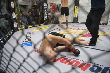 Český zápasník MMA dorazil Slováka kolenom priamo do tváre