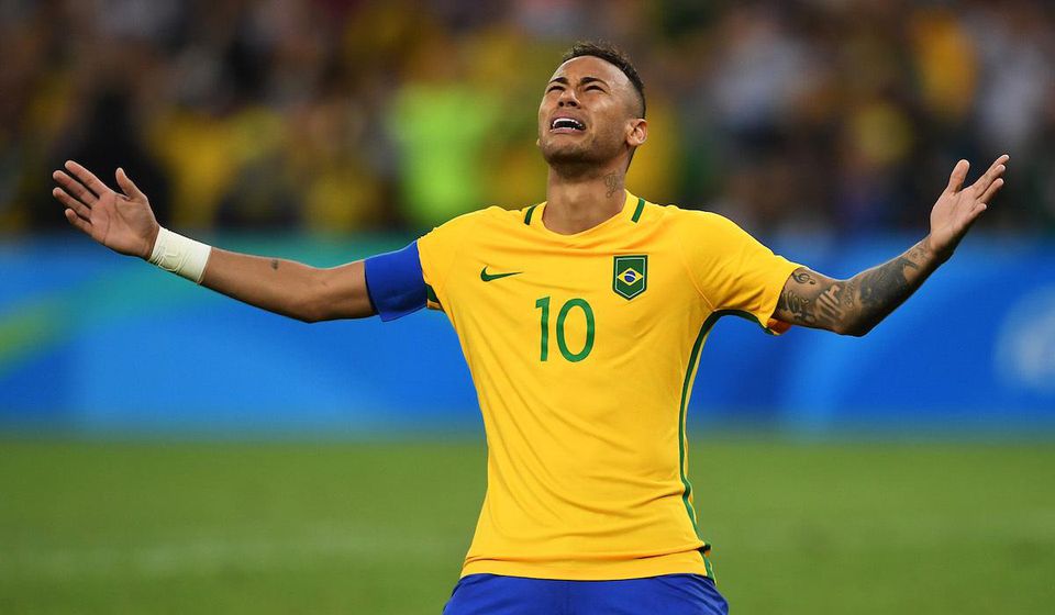 Neymar oslavuje gól v drese Brazílie.