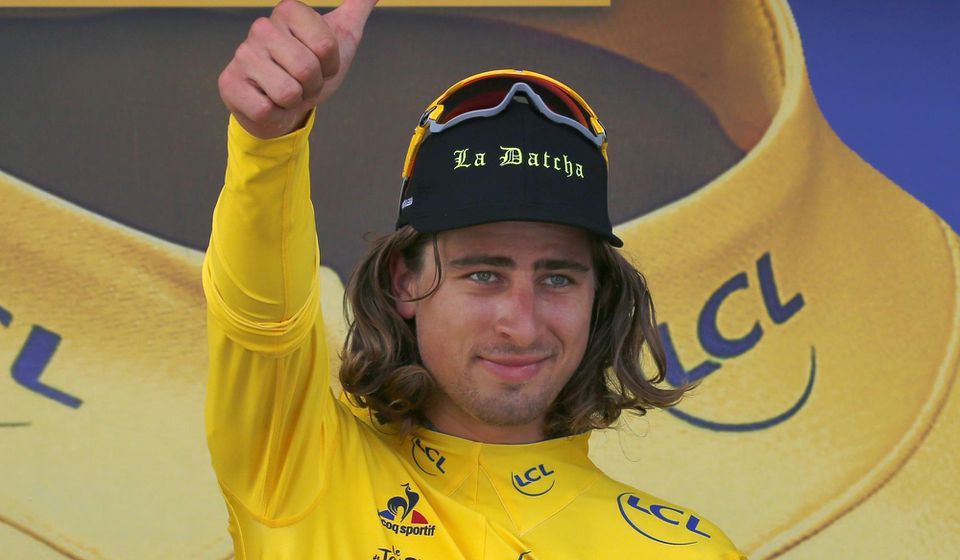 Peter Sagan v žltom drese.