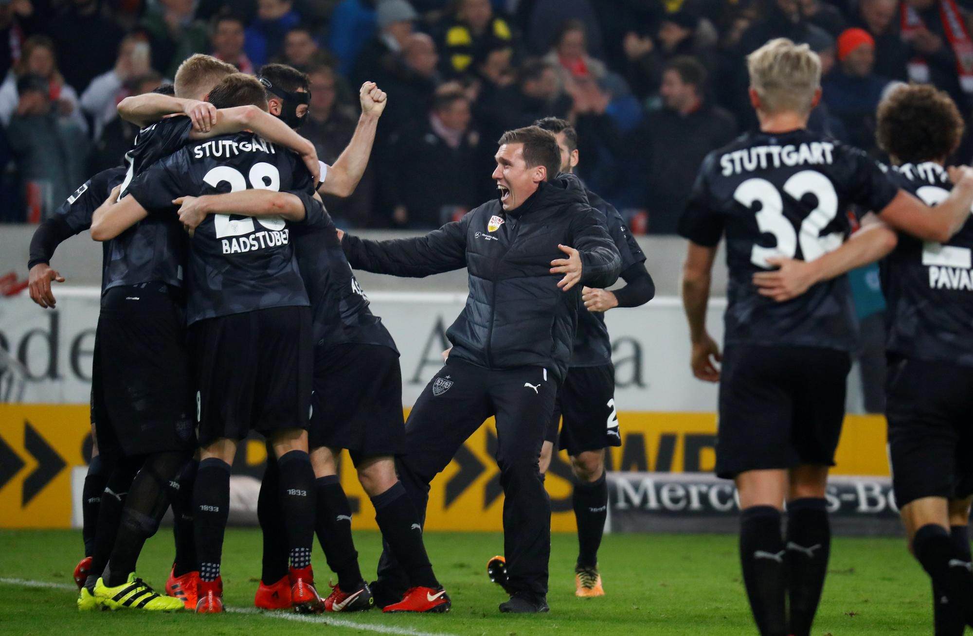 Futbalisti Vfb Stuttgart aj s trénerom sa tešia z výhry nad Borussiou Dortmund.