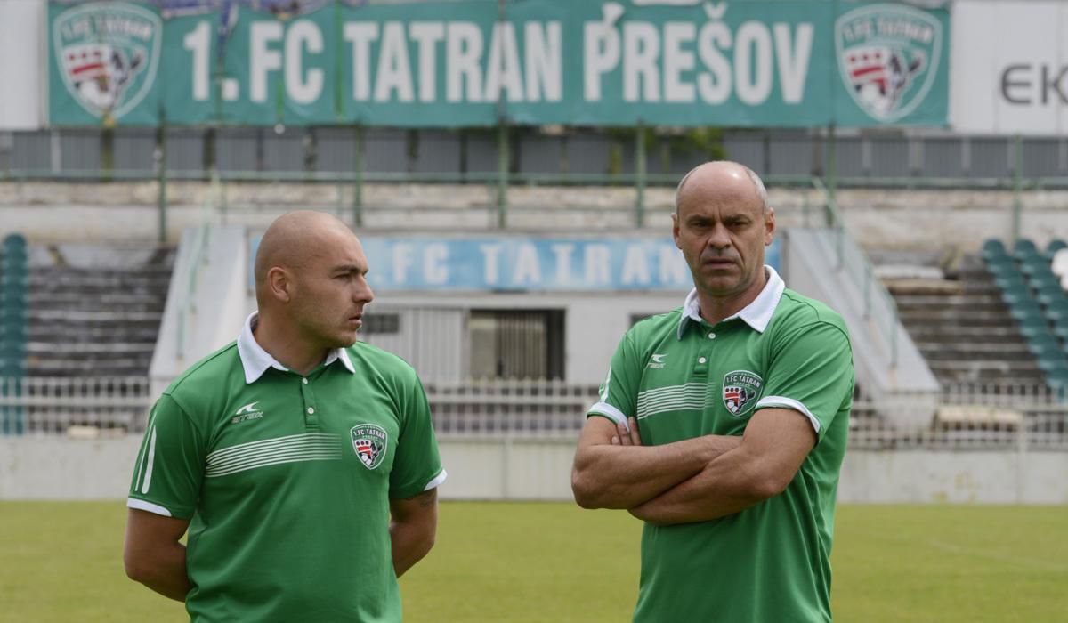 Tréner 1. FC Tatran Prešov Miroslav Jantek (vpravo) a kondičný tréner Pavol Mlynár