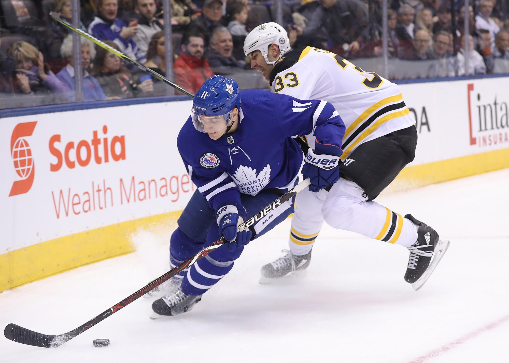 Zach Hyman (Toronto Maple Leafs) a Zdeno Chára (Boston Bruins).