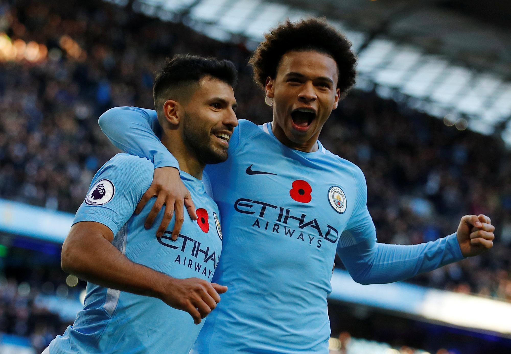 Hráči Manchestru City Sergio Aguero a Leroy Sane.