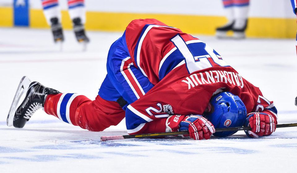 Alex Galčenjuk (Montreal Canadiens) leží na ľade.