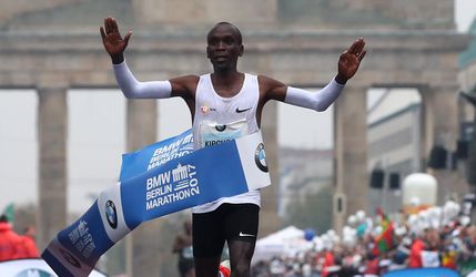 Berlínsky maratón vyhral Kipchoge vo výkone roka, historický debut Adolu