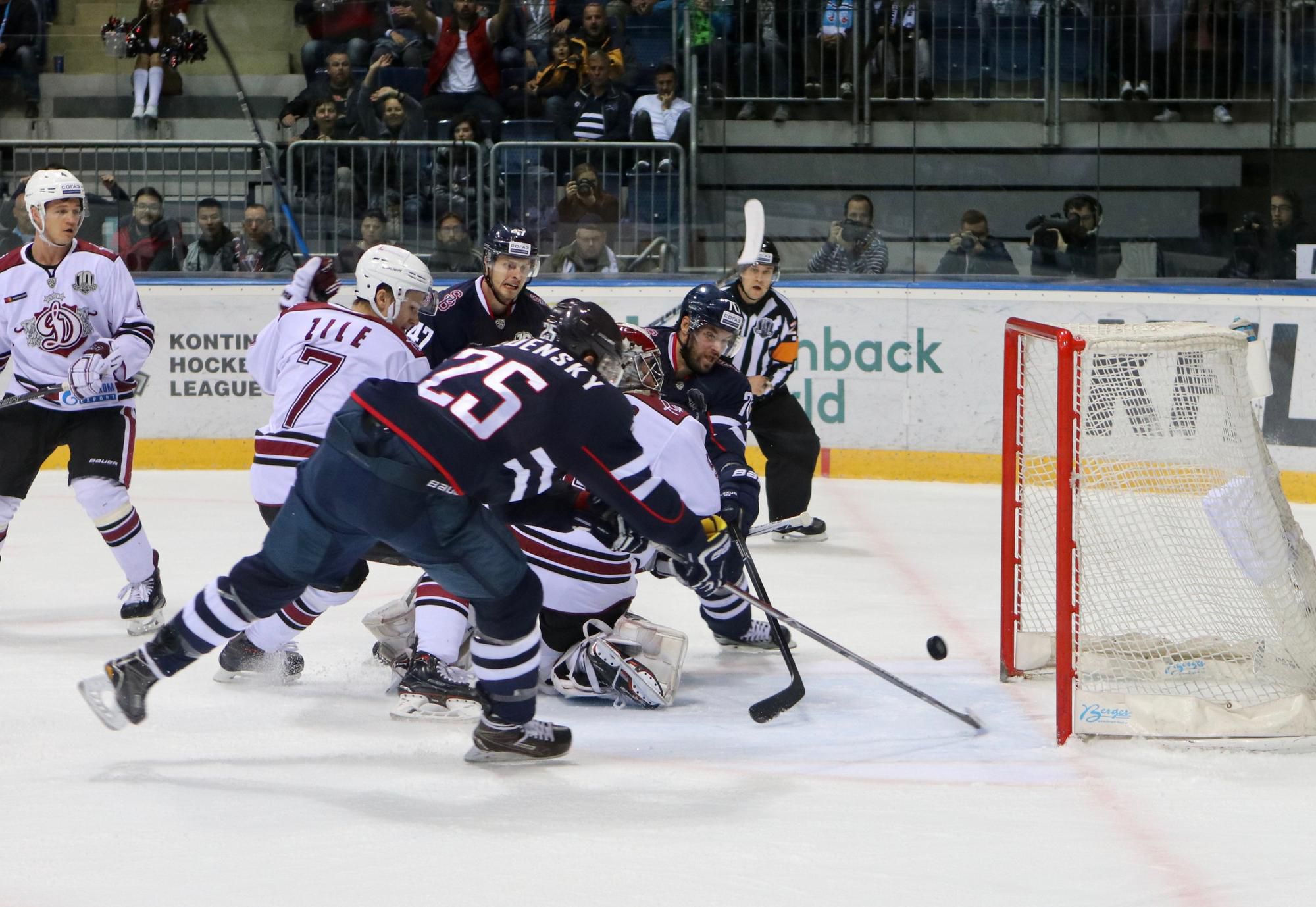 Momentky zo stretnutia HC Slovan Bratislava - Dinamo Riga.