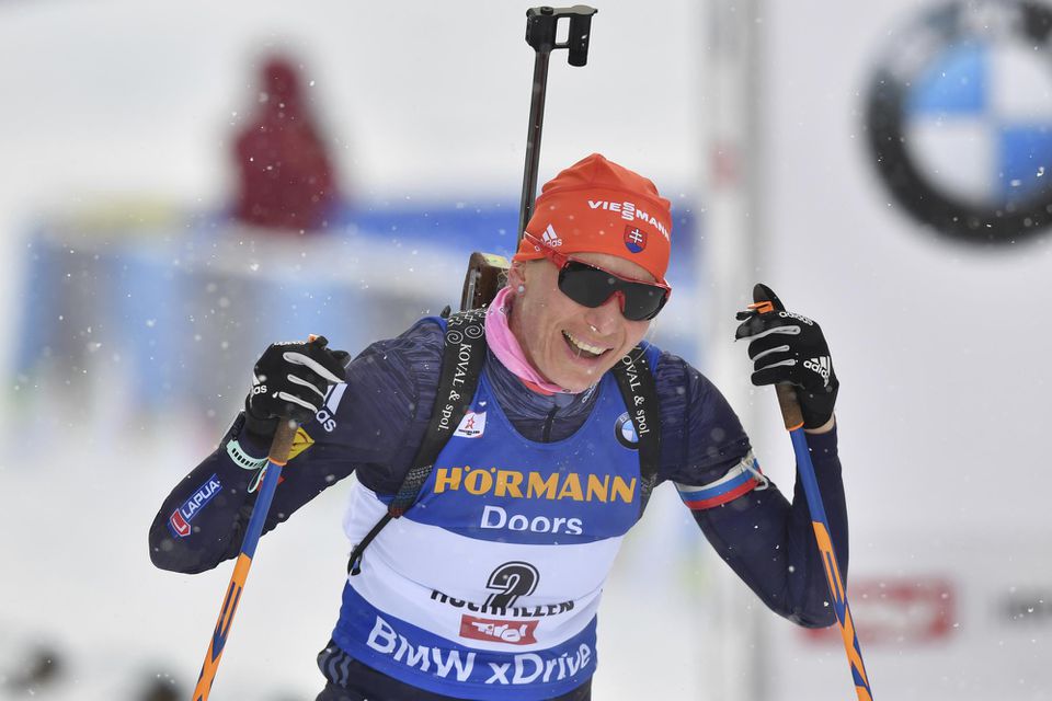 Slovenská biatlonistka  Anastasia Kuzminová sa v cieli teší po triumfe  v stíhacích pretekoch 2. kola Svetového pohára v rakúskom Hochfilzene.