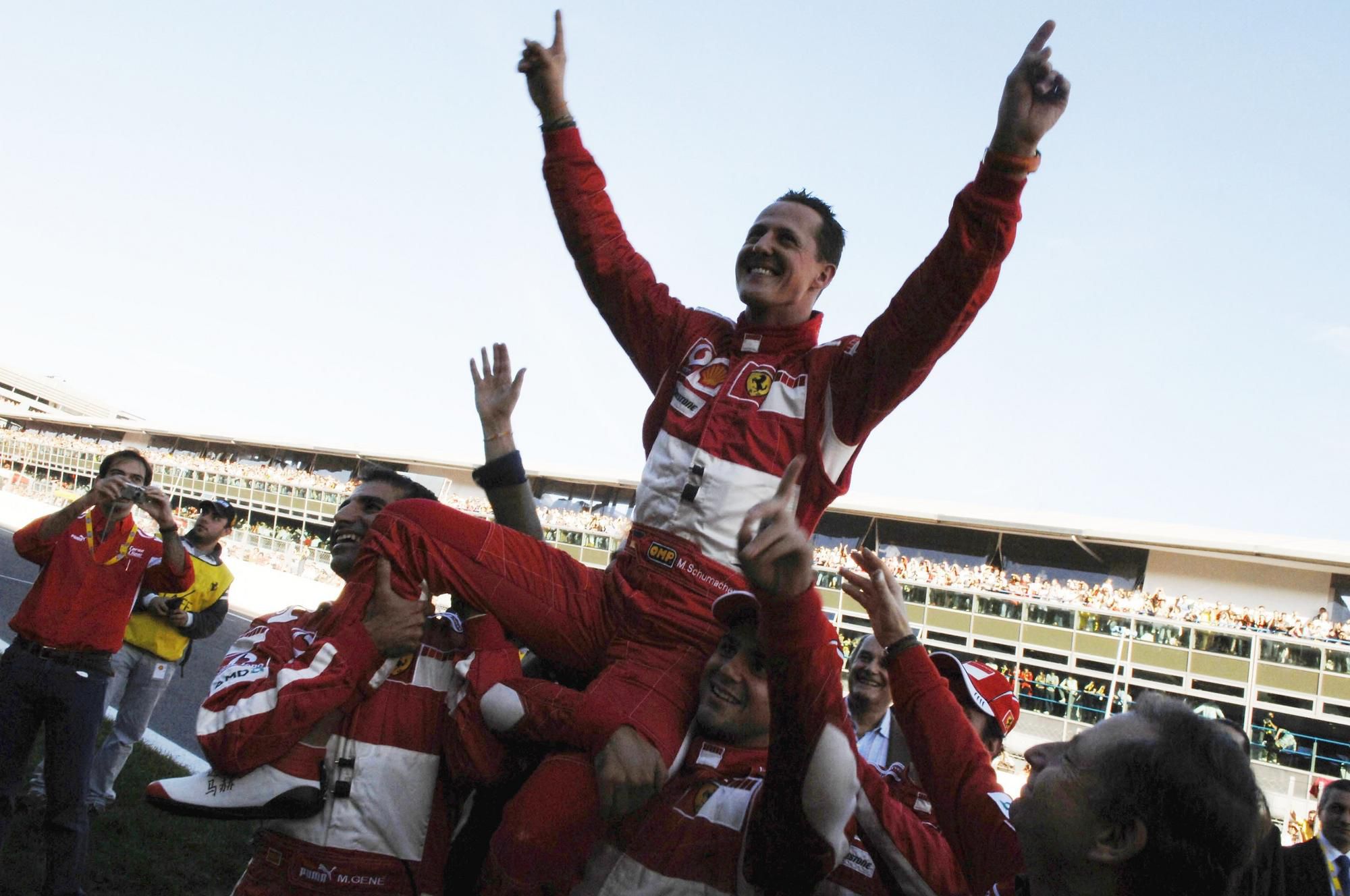 Michael Schumacher oslavuje víťazstvo v Monze v roku 2006