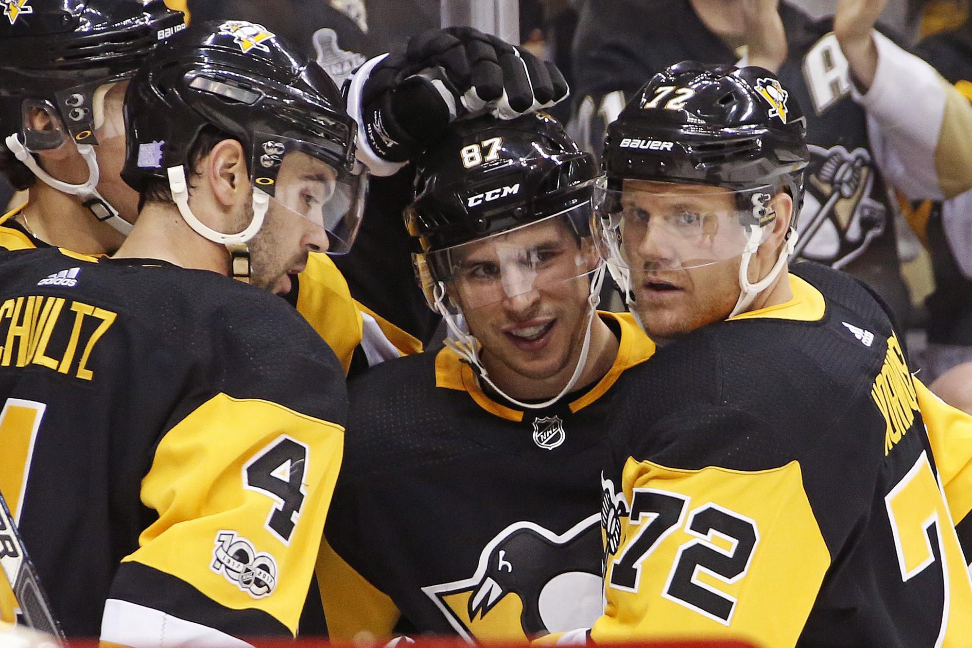 Útočník Penguins Sidney Crosby oslavuje so spoluhráčmi svoj gól.