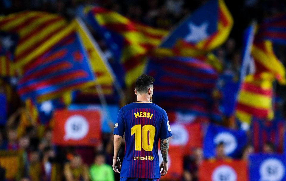 Lionel Messi pred vlajkami Katalánska