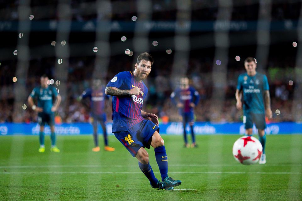 Lionel Messi z FC Barcelona kope penaltu