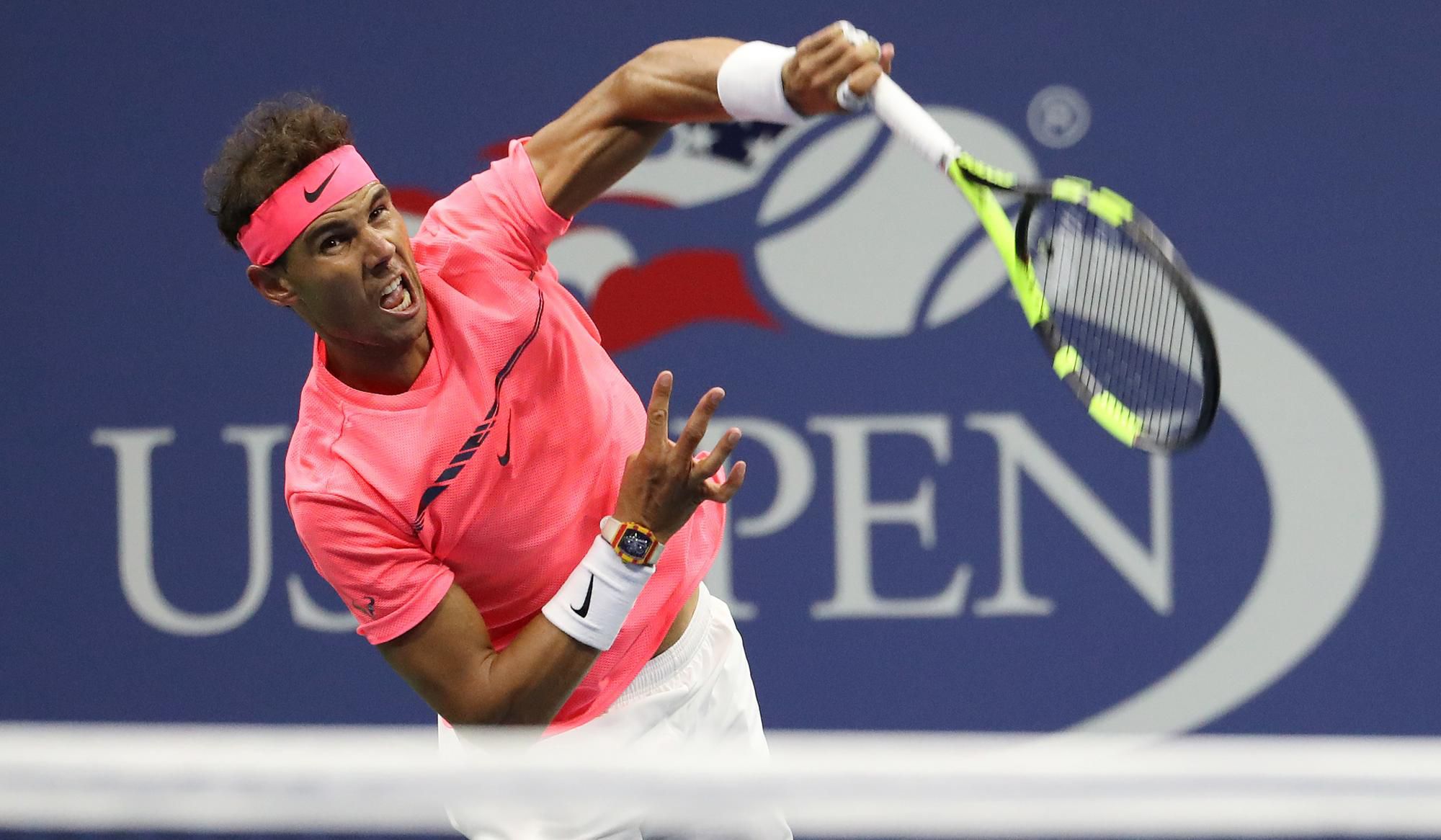 Rafael Nadal odvracia loptičku na US Open