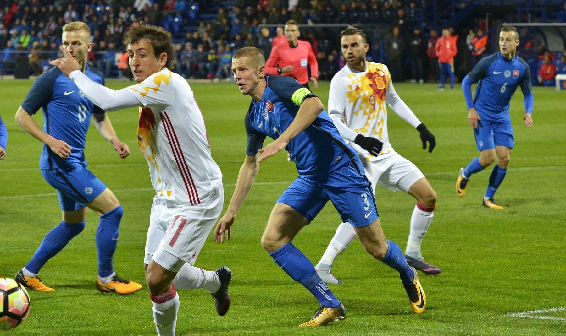 Mikel Oyarzabal zo Španielska 21 a Denis Vavro zo Slovenska 21