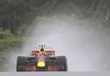 Upršaný prvý tréning v Malajzii ovládol Red Bull, najrýchlejší Verstappen