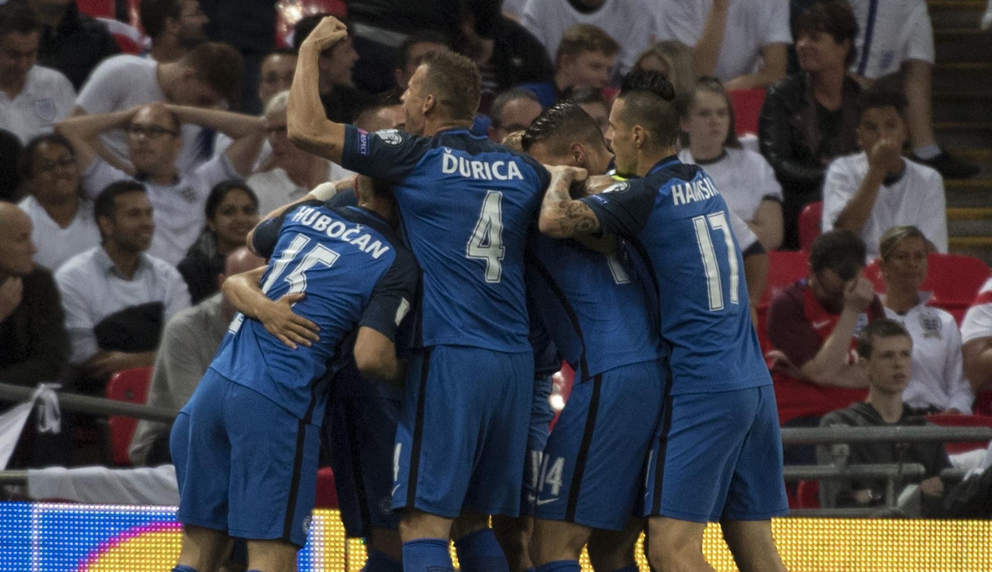 Hráči Slovenska sa tešia z gólu vo Wembley