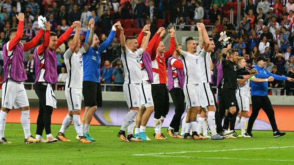 hráči Slovenska zdravia fanúšikov po skončení zápasua