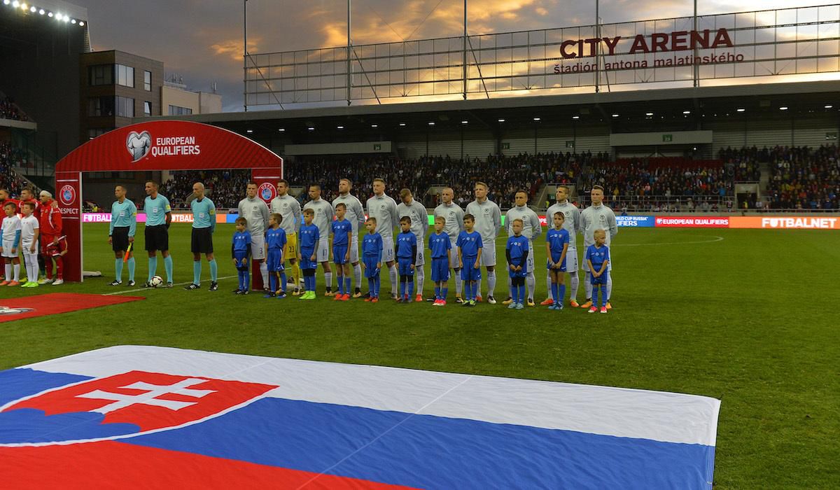 Slovenský tím počas národnej hymny v City Aréne.