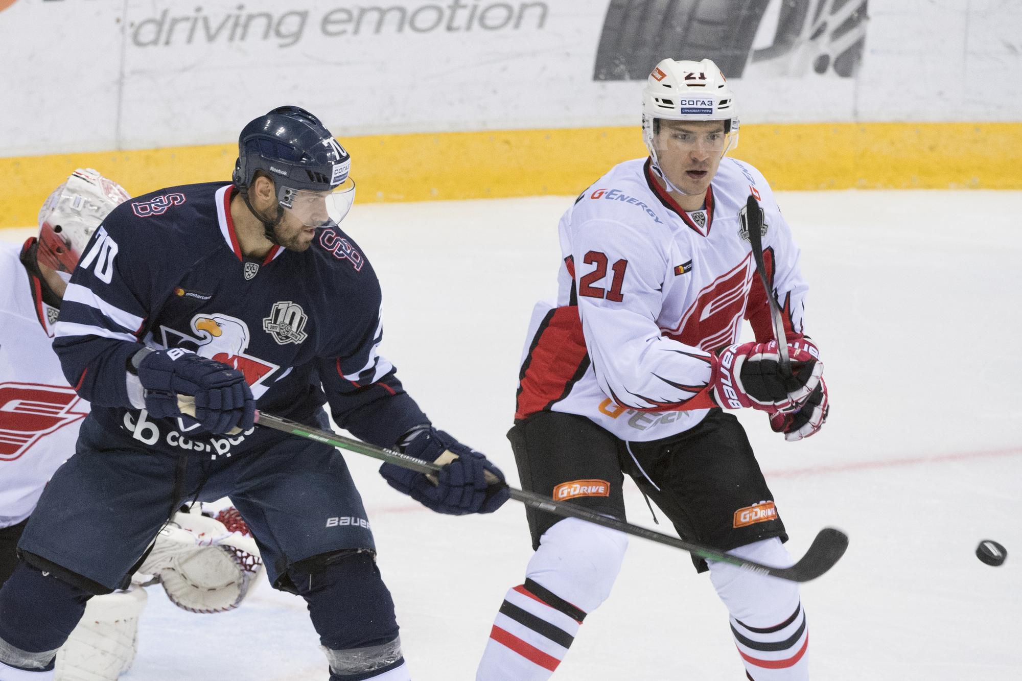 Radek Smoleňák (Slovan) a Vitalij Menšikov (Omsk)