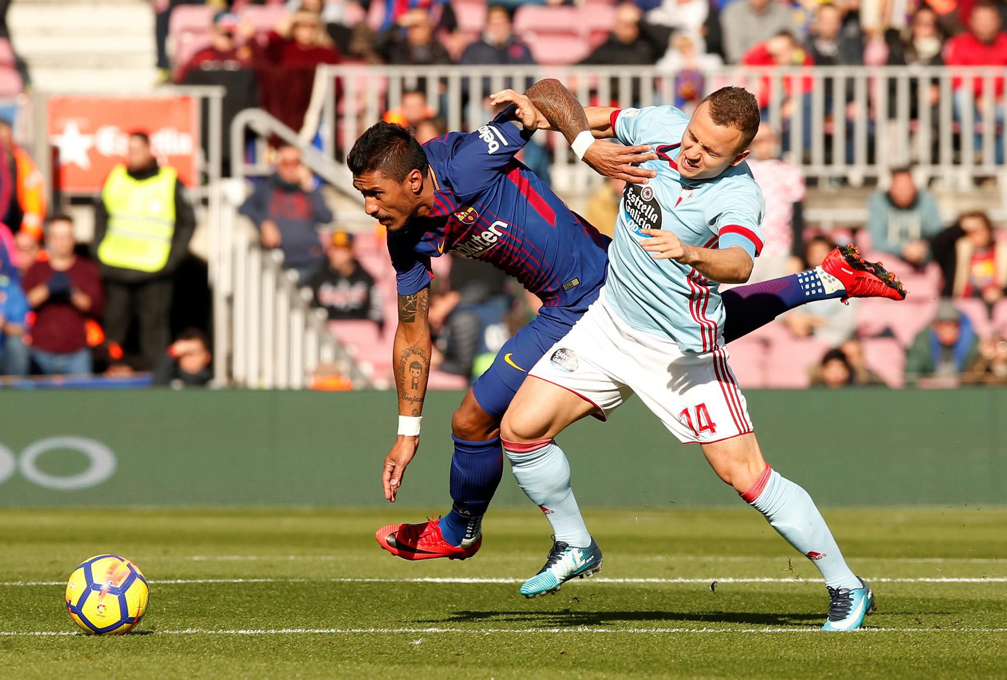 Stanislav Lobotka v súboji s Paulinhom na Camp Nou.