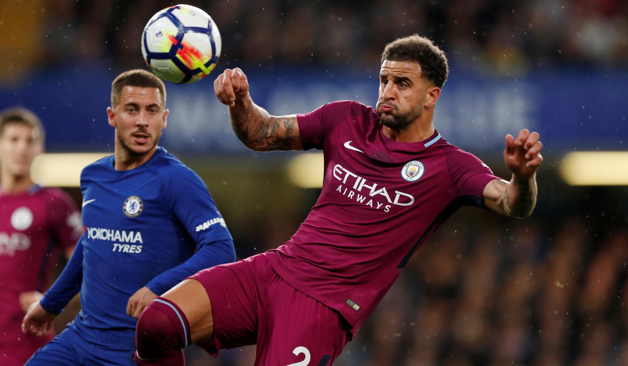 Kyle Walker a v pozadí hráč Chelsea Eden Hazard.