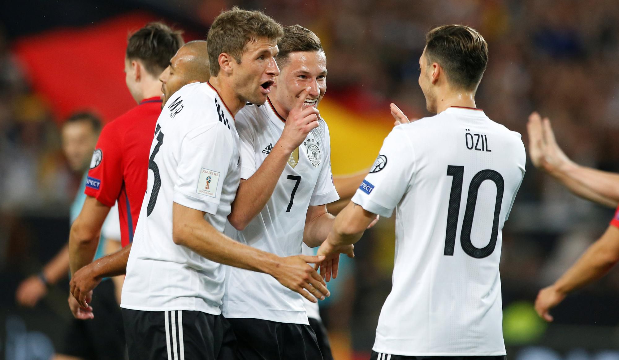 Thomas Muller, Julian Draxler a Mesut Ozil sa tešia z gólu proti Nórom