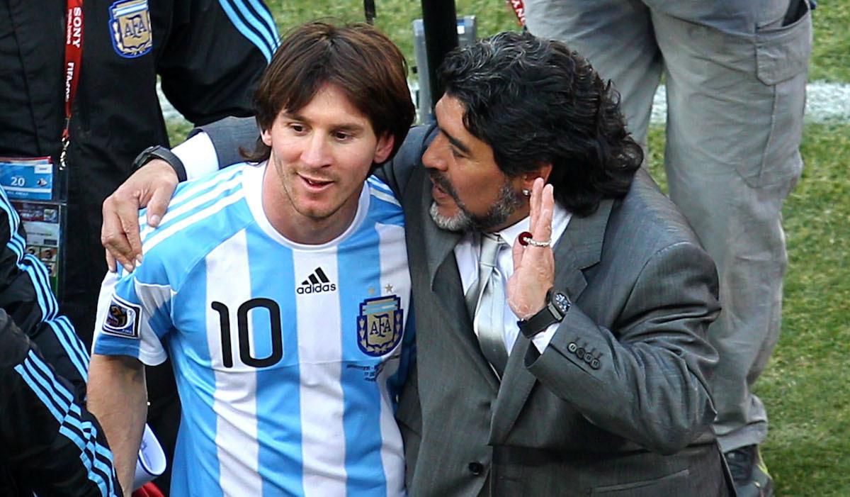 Lionel Messi a Diego Maradona počas MS 2010 v Juhoafrickej republike.