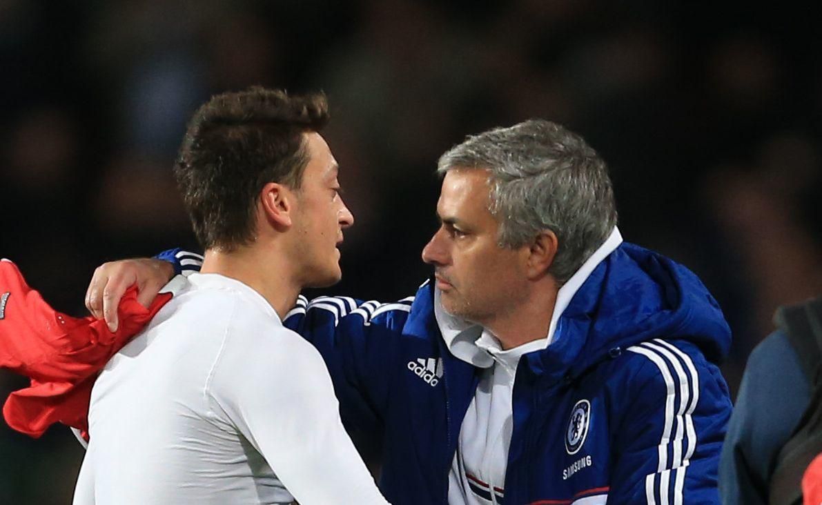 Mesut Özil a José Mourinho ako tréner londýnskej Chelsea FC
