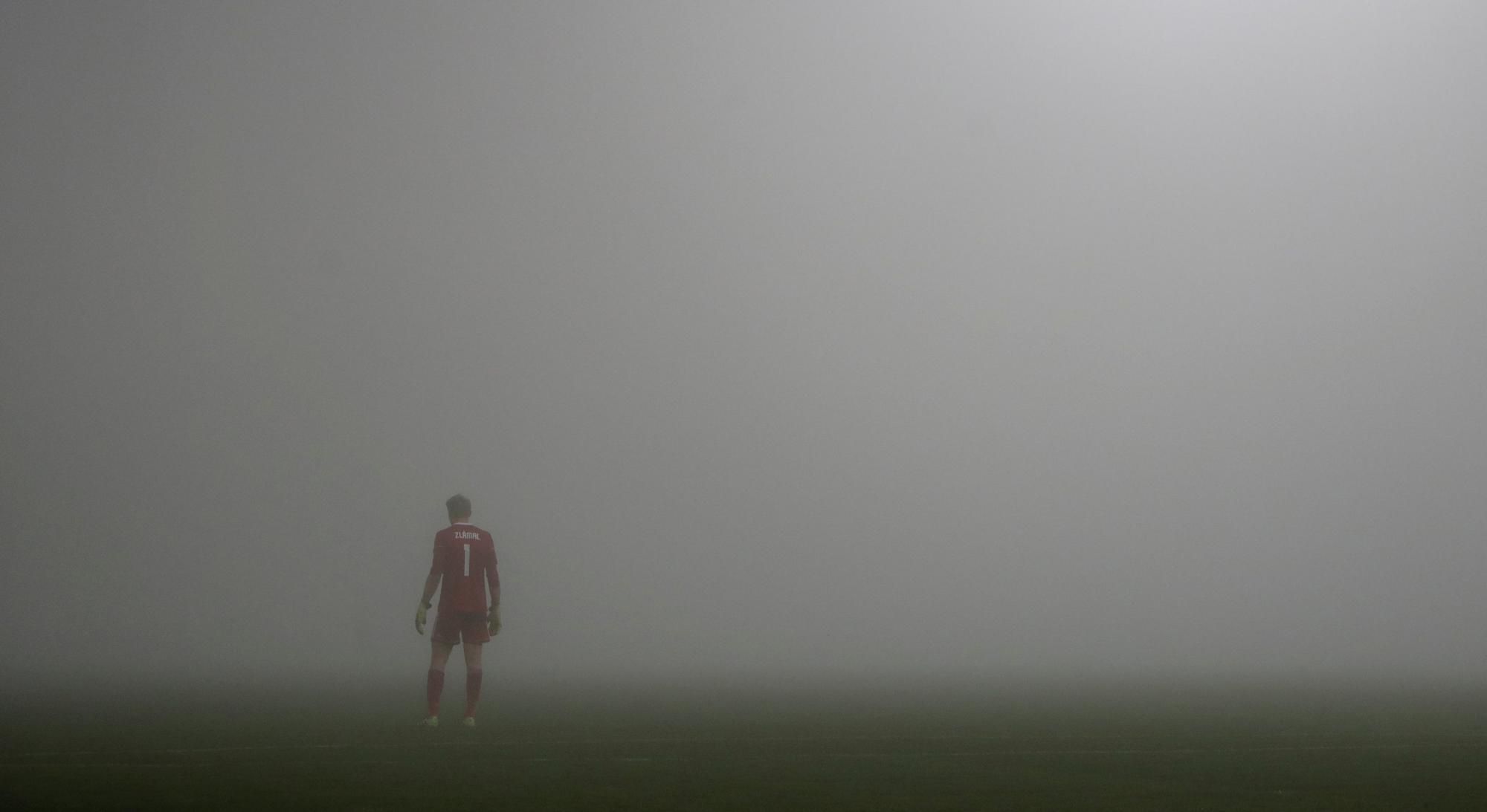 Brankár Zdeněk Zlámal z FC Fastav Zlín stratený v hmle