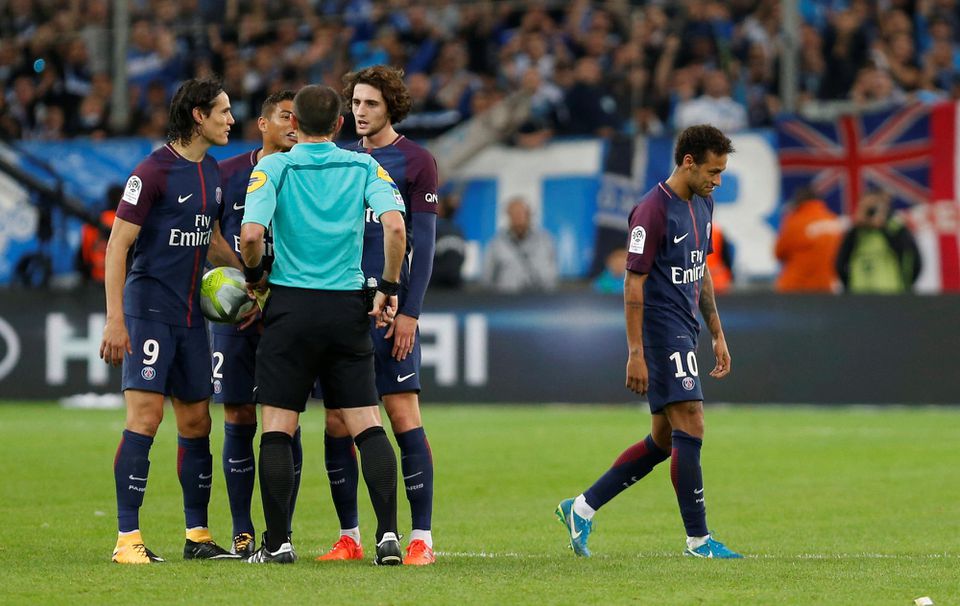 hráči PSG sa hádajú s rozhodcom, zatiaľ čo Neymar odchádza s červenou kartou
