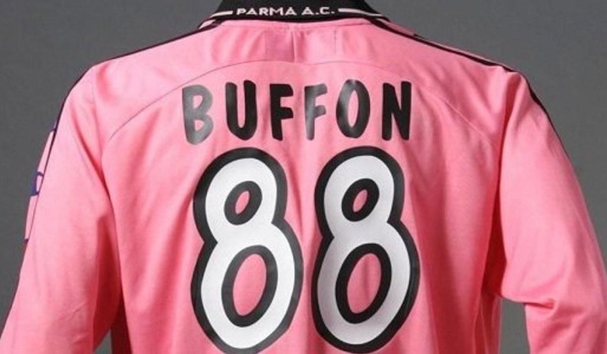 Gianluigi Buffon s číslom 88 na chrbte (AC Parma).