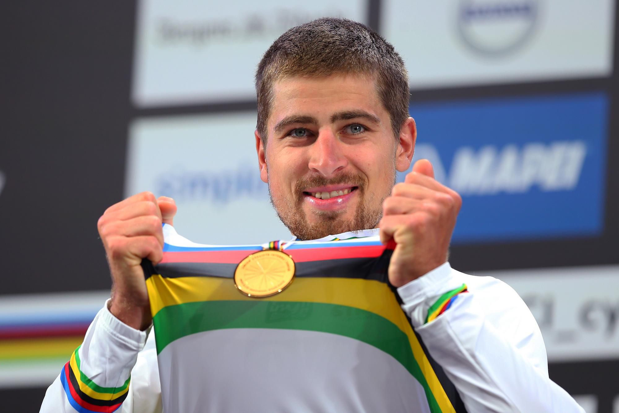 Peter Sagan v dúhovom drese a so zlatou medailou