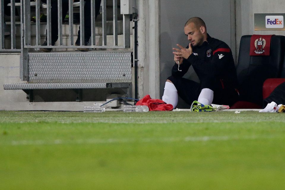 Wesley Sneijder na lavičke Nice
