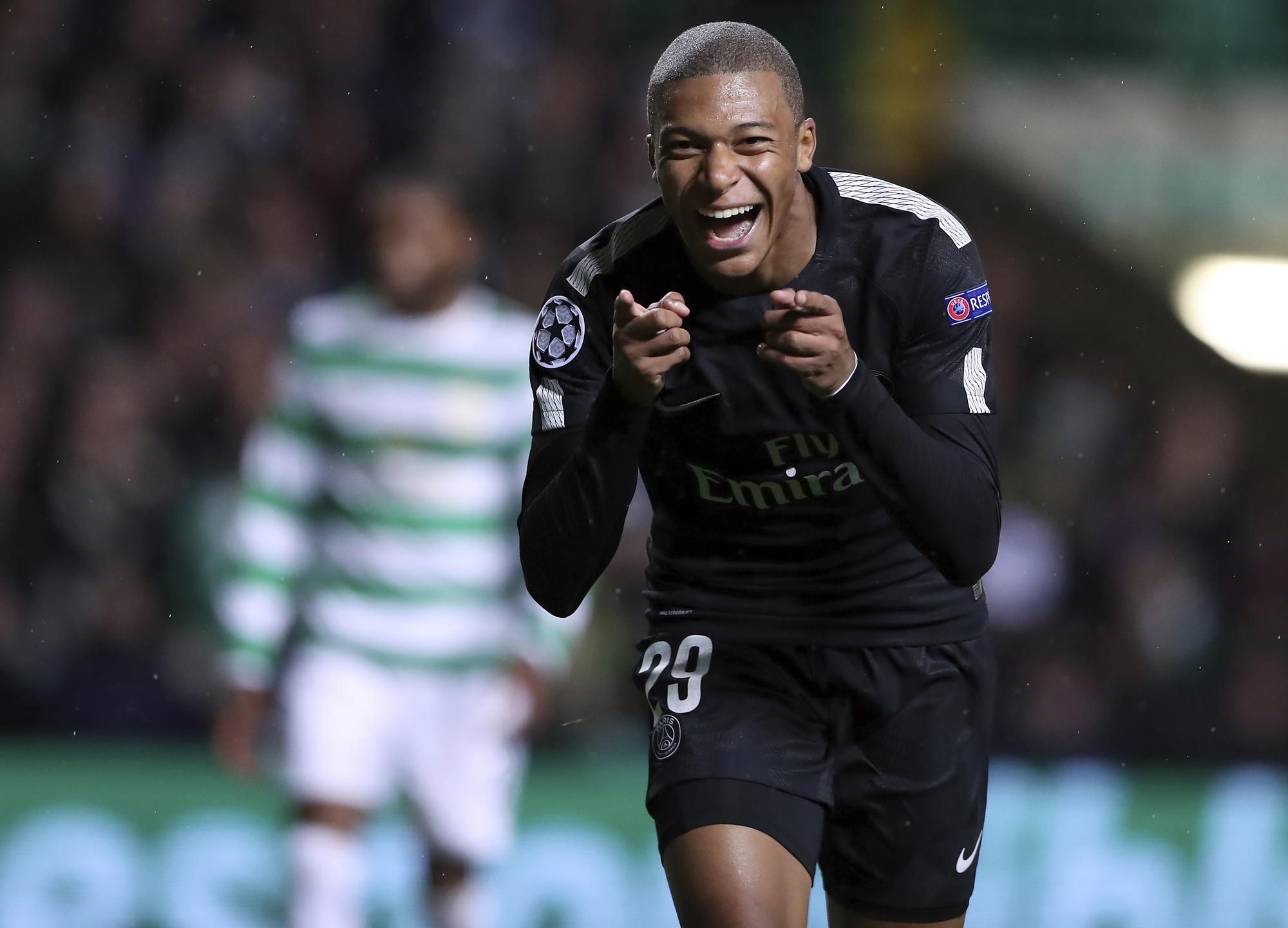 Hráč PSG Kylian Mbappe olavuje gól v zápase B-skupiny Ligy majstrov vo futbale Celtic Glasgow - Paríž St. Germain.